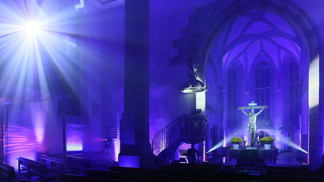Jugendgottesdienst in illuminierter Kirche